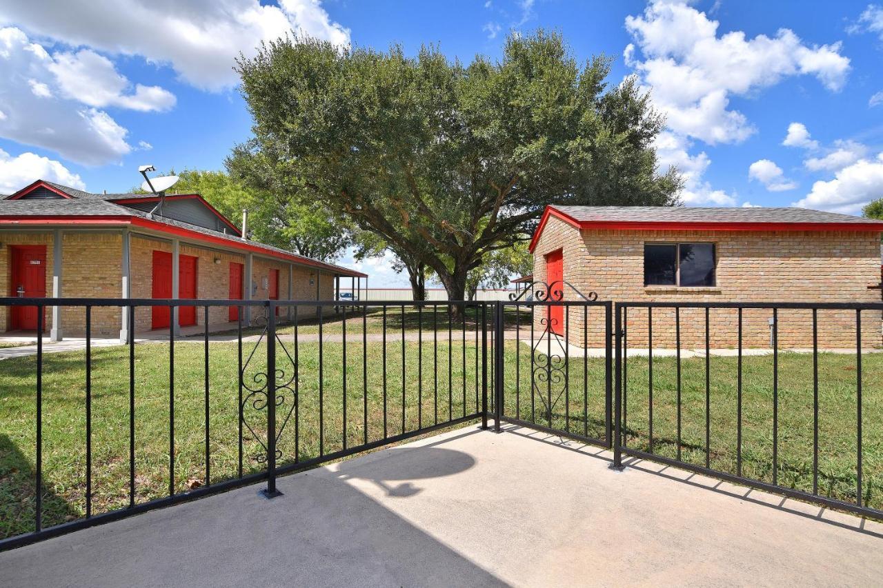 Americas Best Value Inn Lockhart Tx Exterior photo