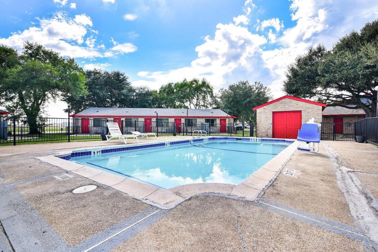 Americas Best Value Inn Lockhart Tx Exterior photo