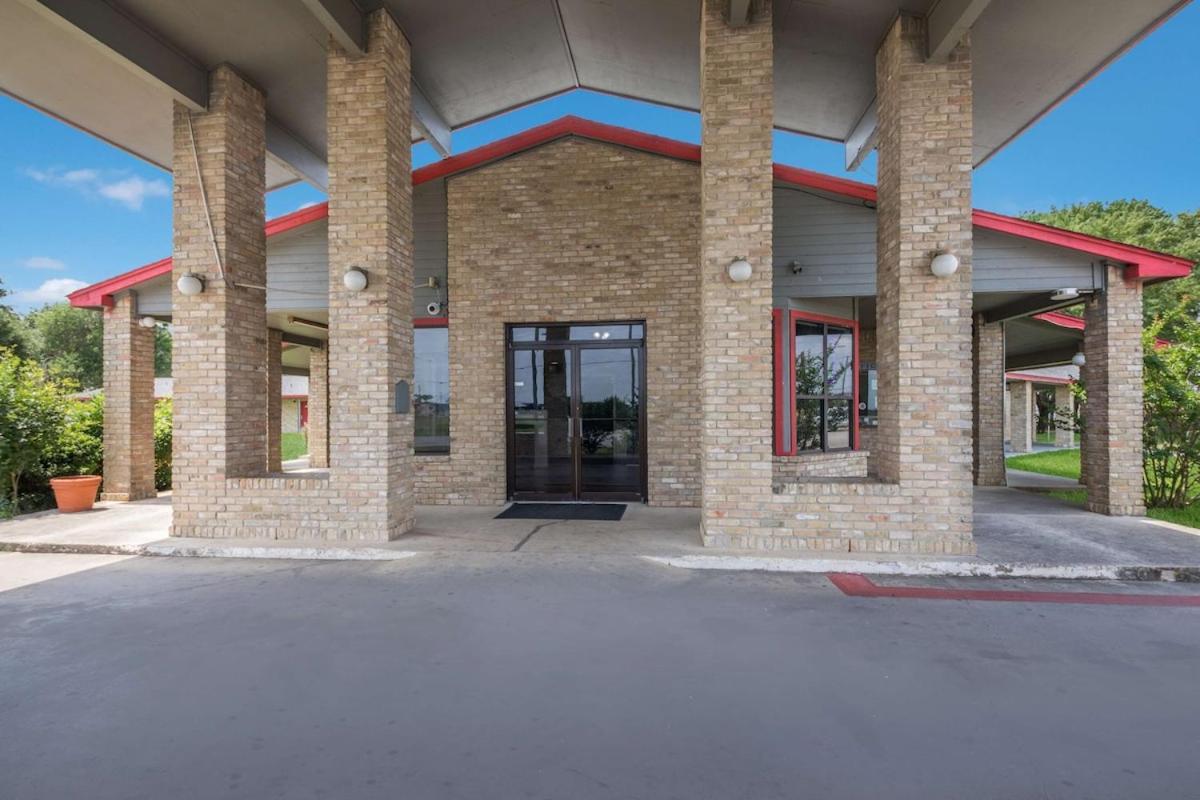 Americas Best Value Inn Lockhart Tx Exterior photo