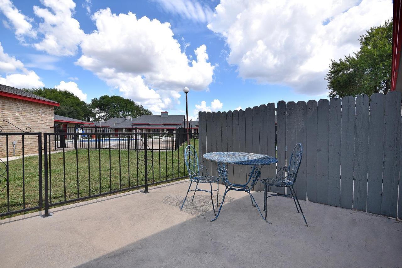Americas Best Value Inn Lockhart Tx Exterior photo