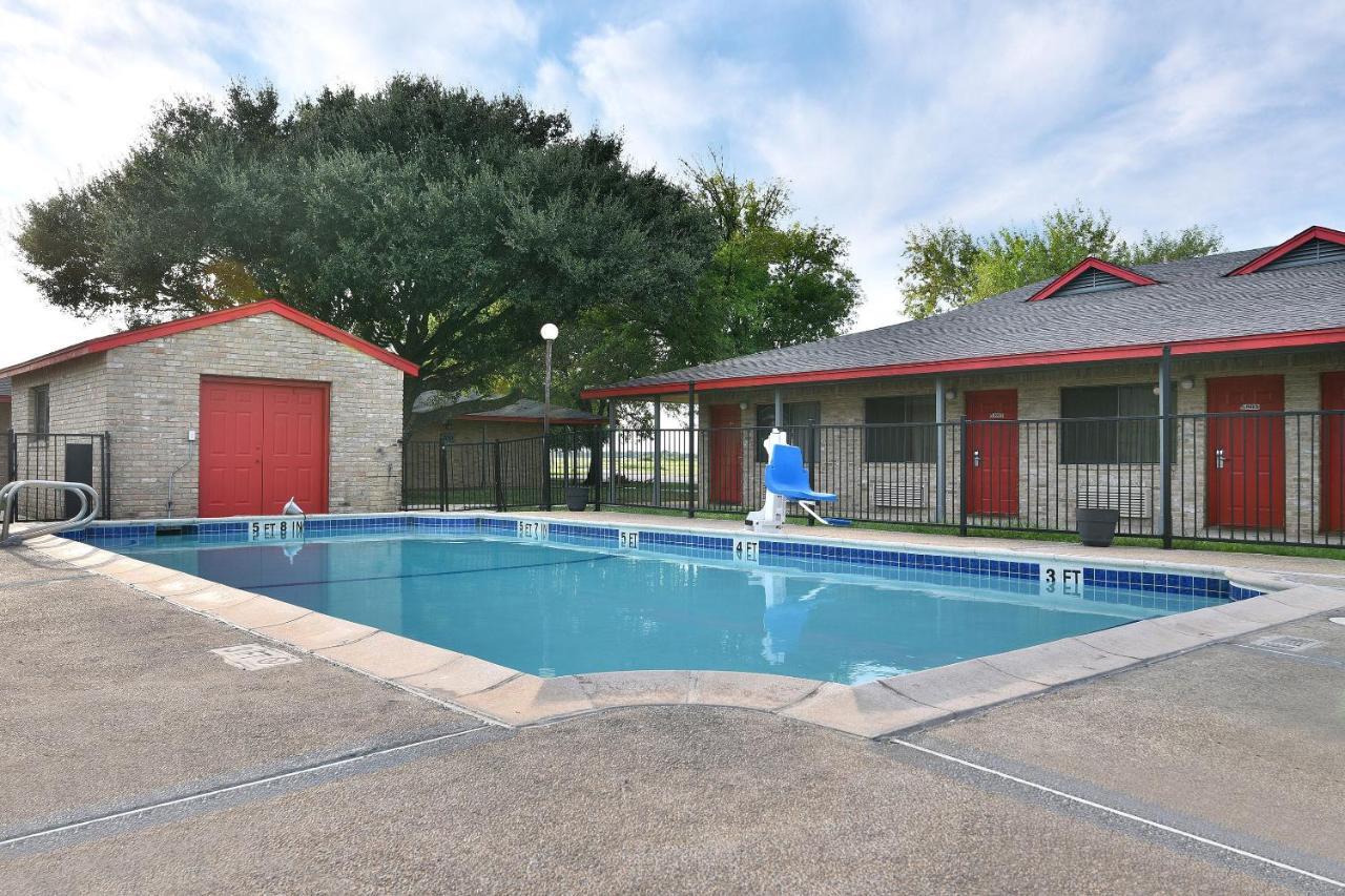 Americas Best Value Inn Lockhart Tx Exterior photo